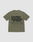 Das Basic 210 Tee von LIVE FAST DIE YOUNG ist ein olivegrünes Oversize-Shirt aus 100% Baumwolle mit Front- und Backprint, darunter groß “LiveFast ArmyGrn 17-0517” plus Text und Symbole auf der Rückseite.