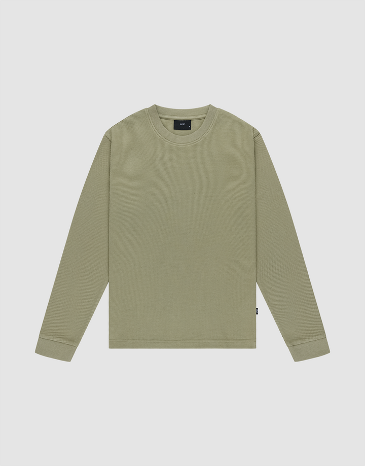 The Basic Waffle Longsleeve by LIVE FAST DIE YOUNG is a plain, light olive green, crew neck shirt with long sleeves made from soft Baumwolle, shown flat on a light gray background. | plain