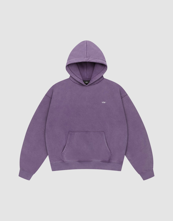 The Basic Evidence Hooded by LIVE FAST DIE YOUNG is a plain purple oversized fit hoodie in Baumwolle Polyester, with a front pocket and small white text on the left chest, shown on a light grey background.
