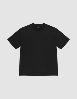The LIVE FAST DIE YOUNG Basic Heavy Tee, a plain black short-sleeve shirt made from 100% Baumwolle, is shown laid flat on a light gray background with a classic crew neck and no visible logos or designs. | plain
