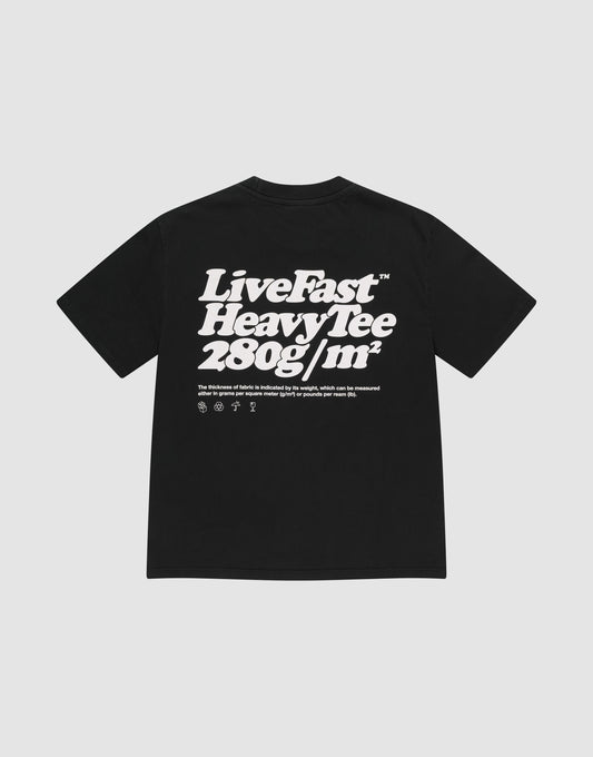 Das Basic 280 Tee von LIVE FAST DIE YOUNG ist ein schwarzes, oversized Baumwollshirt mit auffälligem Front- und Rückendruck: Hinten steht mittig „LiveFast Heavy Tee 280g/m²“ in Weiß, darunter kleinere Schrift und Symbole. | plain