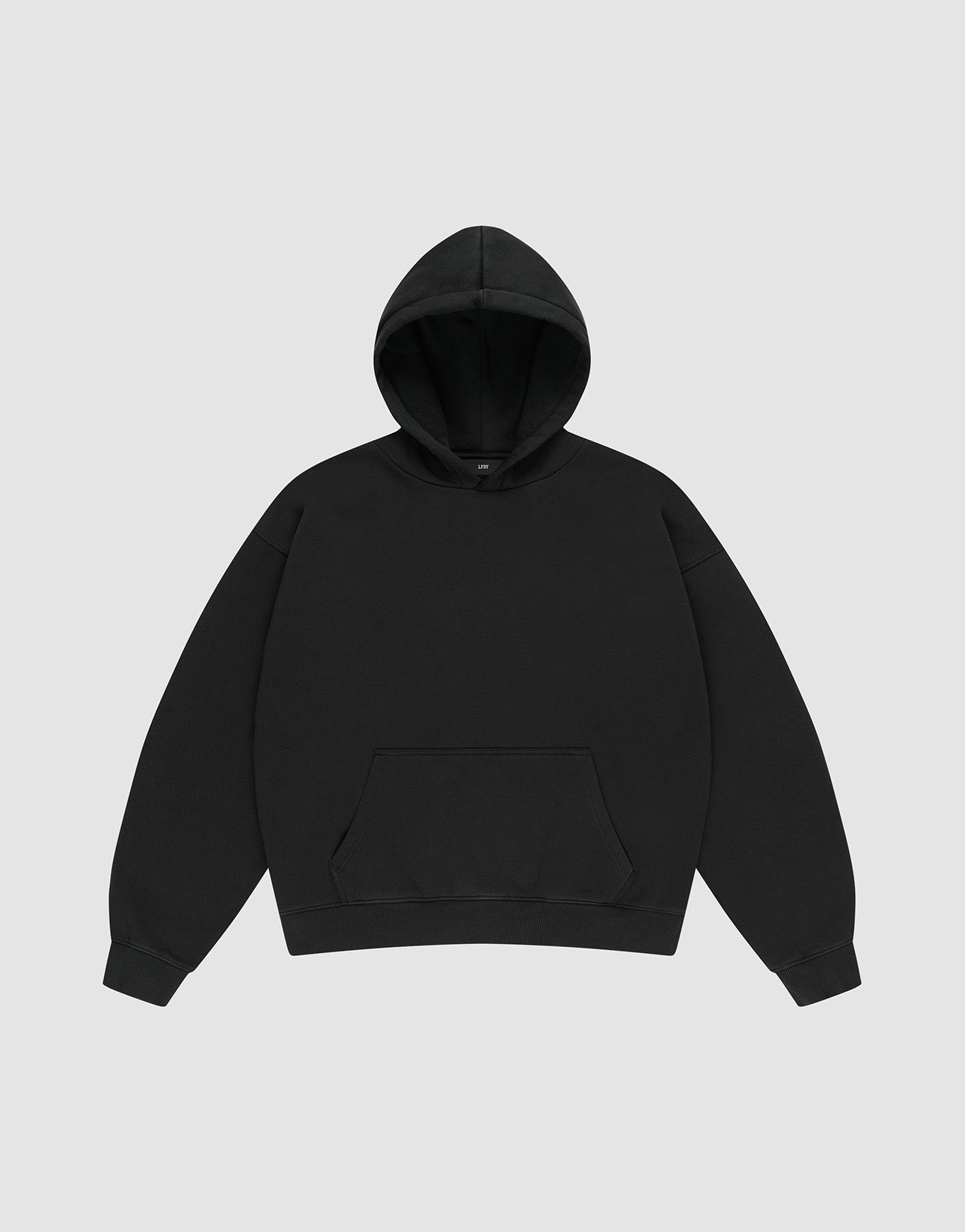 The LIVE FAST DIE YOUNG Basic Blank Hooded is an oversized black hoodie with long sleeves, a kangaroo pocket, ribbed cuffs and hem, made from a Baumwolle Polyester blend, shown on a light gray background. | plain