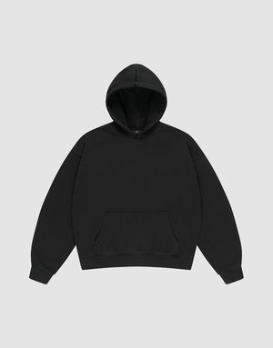 The LIVE FAST DIE YOUNG Basic Blank Hooded is an oversized black hoodie with long sleeves, a kangaroo pocket, ribbed cuffs and hem, made from a Baumwolle Polyester blend, shown on a light gray background. | plain