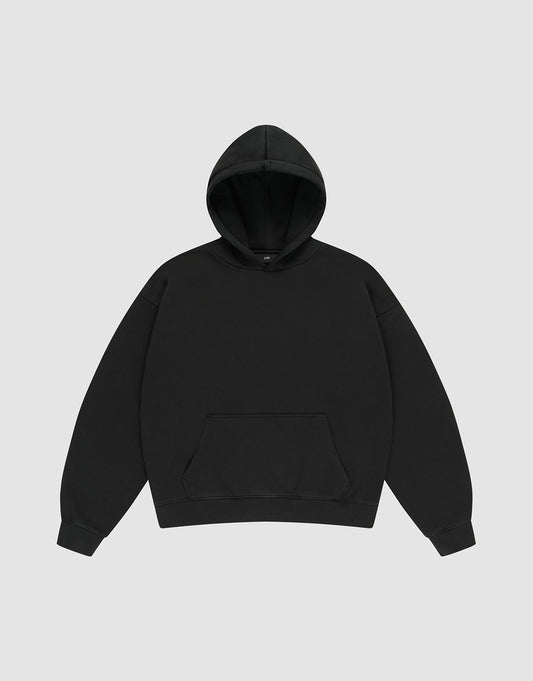 The LIVE FAST DIE YOUNG Basic Blank Hooded is an oversized black hoodie with long sleeves, a kangaroo pocket, ribbed cuffs and hem, made from a Baumwolle Polyester blend, shown on a light gray background. | plain
