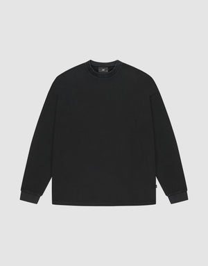 The LIVE FAST DIE YOUNG Blank Waffle Longsleeve is an oversized, plain black crewneck sweatshirt made from 100% Baumwolle, shown on a light gray background. | plain