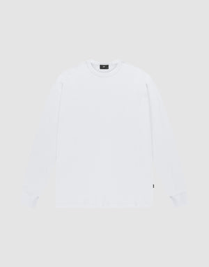 The LIVE FAST DIE YOUNG Blank Waffle Longsleeve is a white, oversized, crewneck shirt made from 100% Baumwolle. Laid flat on a light gray background, it features a small black flag-label on the lower side seam and no visible logos or designs. | plain