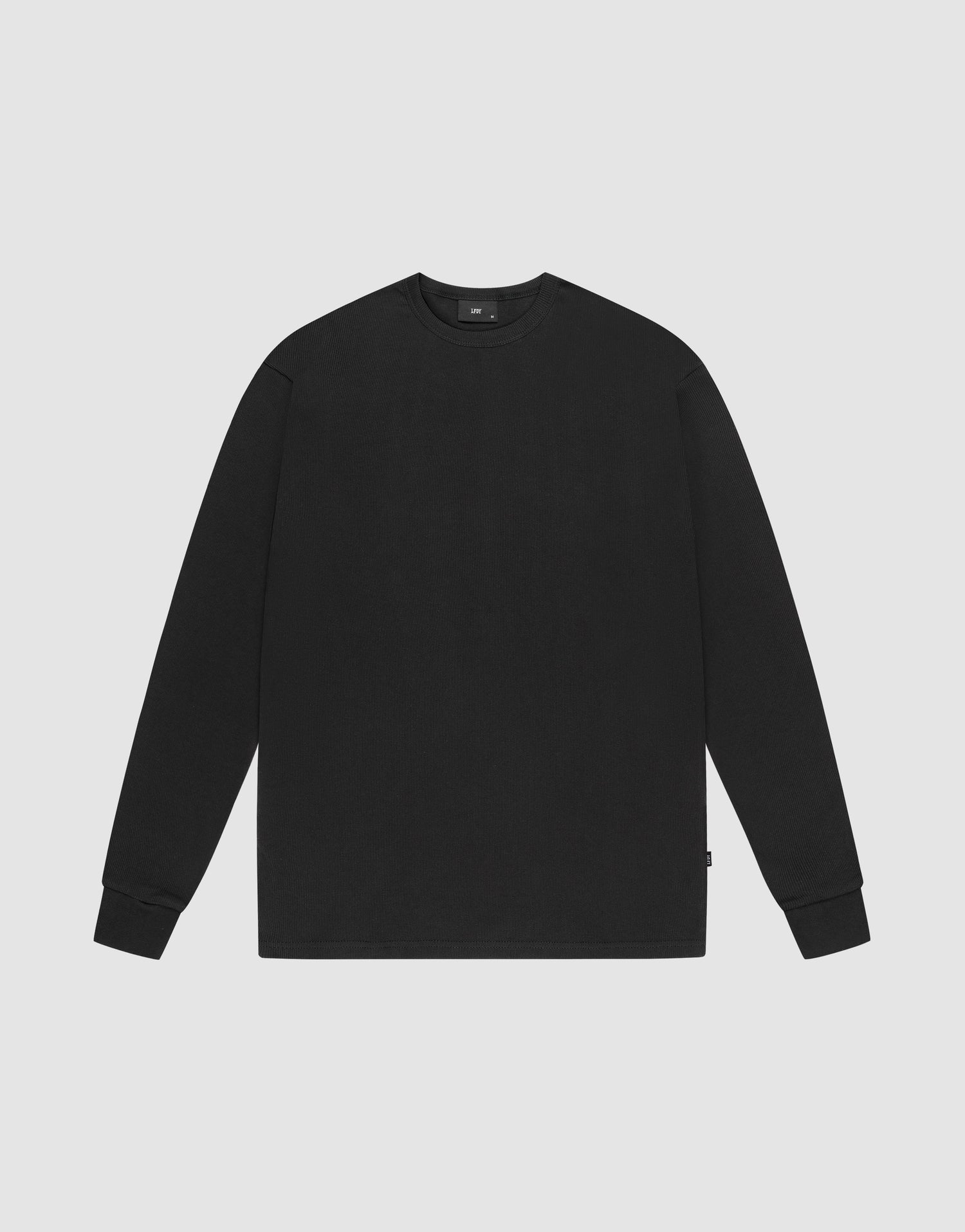 The LIVE FAST DIE YOUNG Basic Regular Rib Longsleeve is a plain black crewneck shirt with ribbed cuffs, a minimalist design, and a subtle Flag-Label detail, crafted from soft Baumwolle and shown laid flat on a white background. | plain