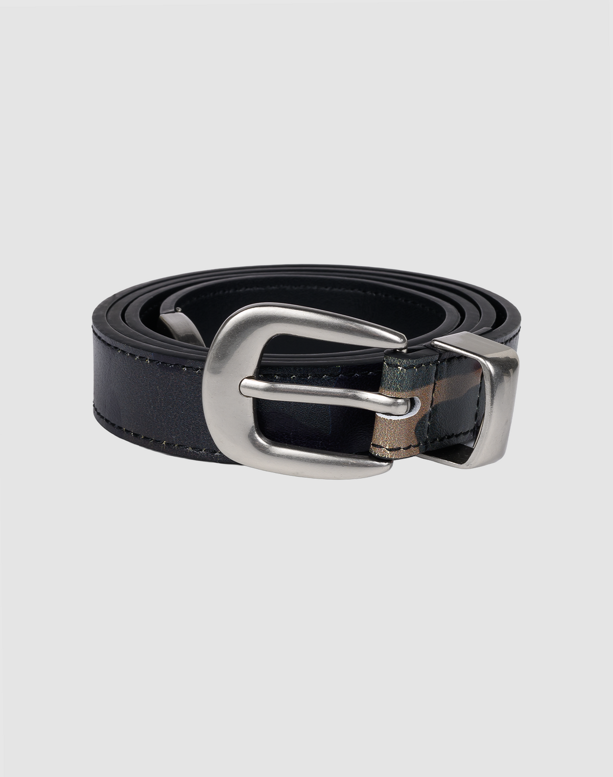 A black LFDY Slim Belt by LIVE FAST DIE YOUNG, rolled with a shiny silver buckle on a light gray background. Modell LF2606-20552 – elegant, vielseitig und perfekt für jeden Anlass. 