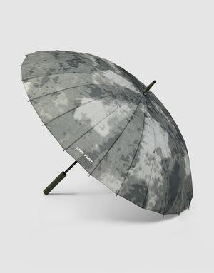 The LFDY Umbrella by LIVE FAST DIE YOUNG features a green and gray camouflage pattern, stabile Rahmenkonstruktion, and "LIVE FAST" text near the edge, shown against a plain light gray background.