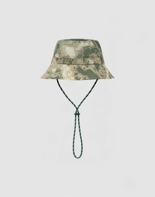The LIVE FAST DIE YOUNG Camo Nylon Bucket Hat, featuring a camouflage pattern, durable Nylon Stoff, and an attached green Kinnband, is displayed on a plain white background.