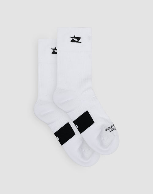 The Live Fast Performance Socks by LIVE FAST DIE YOUNG are white crew socks crafted from soft Baumwolle, with a black logo near the top and black toe text. Displayed on a light gray background. Available in Double Sizes 44-48.
