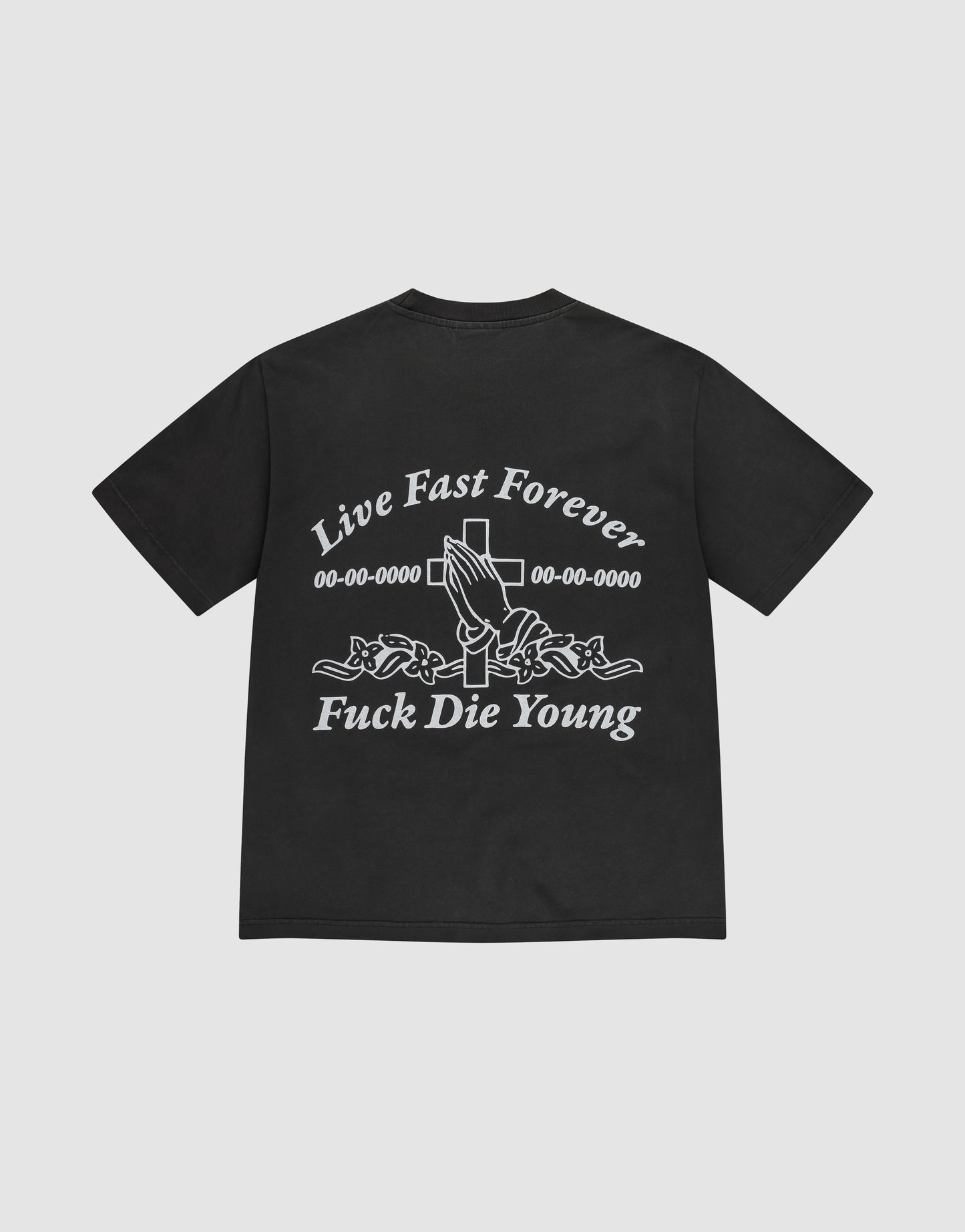 Das LFDY Praying Tee von LIVE FAST DIE YOUNG ist ein schwarzes Oversize-Baumwollshirt mit Front- und Backprint. Hinten steht „Live Fast Forever, 00-00-0000, Fuck Die Young“ sowie ein Handmotiv mit Kreuz über Blumen.
