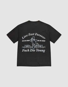Das LFDY Praying Tee von LIVE FAST DIE YOUNG ist ein schwarzes Oversize-Baumwollshirt mit Front- und Backprint. Hinten steht „Live Fast Forever, 00-00-0000, Fuck Die Young“ sowie ein Handmotiv mit Kreuz über Blumen. | plain