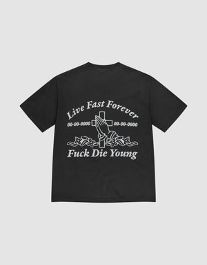 Das LFDY Praying Tee von LIVE FAST DIE YOUNG ist ein schwarzes Oversize-Baumwollshirt mit Front- und Backprint. Hinten steht „Live Fast Forever, 00-00-0000, Fuck Die Young“ sowie ein Handmotiv mit Kreuz über Blumen. | plain