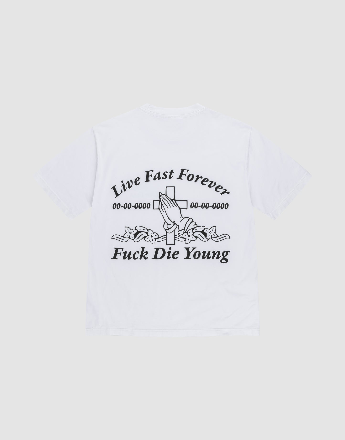 Das LFDY Praying Tee von LIVE FAST DIE YOUNG ist ein weißes Oversize-Baumwollshirt mit Front- und Backprint: Auf dem Rücken betende Hände über Kreuz, Datumszeilen aus Nullen und dem Text „Live Fast Forever, Fuck Die Young“.