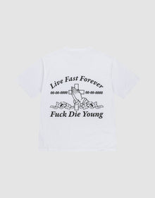 Das LFDY Praying Tee von LIVE FAST DIE YOUNG ist ein weißes Oversize-Baumwollshirt mit Front- und Backprint: Auf dem Rücken betende Hände über Kreuz, Datumszeilen aus Nullen und dem Text „Live Fast Forever, Fuck Die Young“. | plain