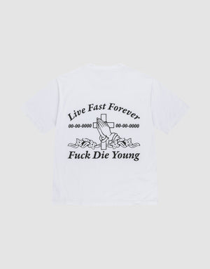 Das LFDY Praying Tee von LIVE FAST DIE YOUNG ist ein weißes Oversize-Baumwollshirt mit Front- und Backprint: Auf dem Rücken betende Hände über Kreuz, Datumszeilen aus Nullen und dem Text „Live Fast Forever, Fuck Die Young“. | plain