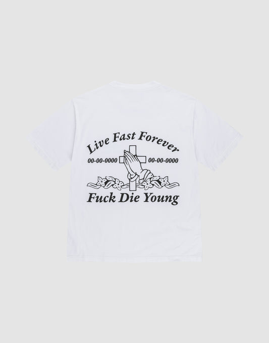 Das LFDY Praying Tee von LIVE FAST DIE YOUNG ist ein weißes Oversize-Baumwollshirt mit Front- und Backprint: Auf dem Rücken betende Hände über Kreuz, Datumszeilen aus Nullen und dem Text „Live Fast Forever, Fuck Die Young“. | plain
