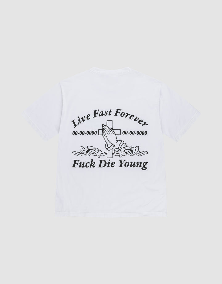 Das LFDY Praying Tee von LIVE FAST DIE YOUNG ist ein weißes Oversize-Baumwollshirt mit Front- und Backprint: Auf dem Rücken betende Hände über Kreuz, Datumszeilen aus Nullen und dem Text „Live Fast Forever, Fuck Die Young“. | plain