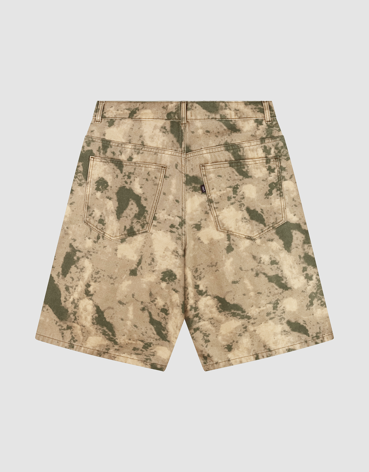 Back view of LFDY Cargo Shorts by LIVE FAST DIE YOUNG in beige-green camouflage, featuring two back pockets and belt loops for a vintage look; made from 100% Baumwolle, shown against a plain white background.