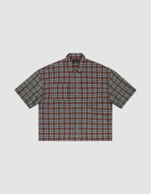The LFDY Light Flannel by LIVE FAST DIE YOUNG is a short-sleeved, button-up shirt with brown, green, and white plaid, an oversize fit, left chest pocket, and is made from 100% Baumwolle. Shown against a plain light gray background. | plain