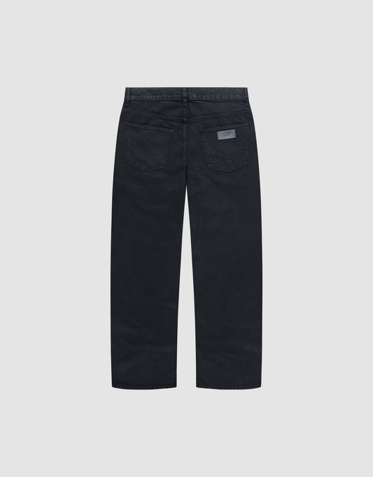 A pair of black LIVE FAST DIE YOUNG Regular Denim jeans with a tapered leg, two back pockets, and a gray rectangular label above the right pocket. Made from 100% Baumwolle and shown against a plain light gray background.