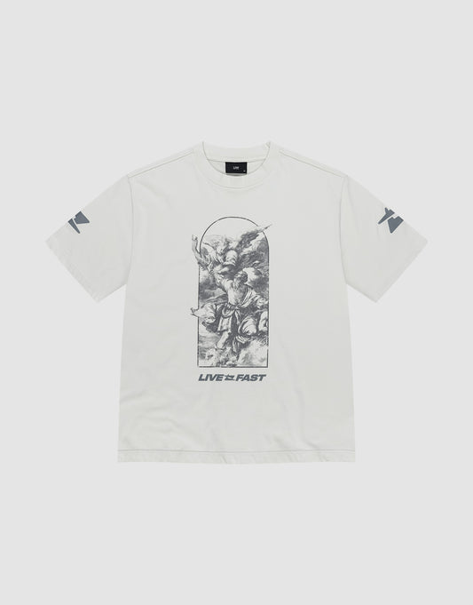 The LFDY Window Tee by LIVE FAST DIE YOUNG is an oversized white T-shirt with a black-and-white angel and clouds graphic, “LIVE FAST” reflektierender Print, bold shoulder designs, and made from 100% Baumwolle. | plain