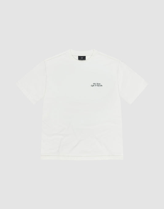 The Live Fast Coffee Tee by LIVE FAST DIE YOUNG is an oversize fit, short-sleeve white t-shirt with a small black logo and text on the left chest, made from 100% Baumwolle and shown on a light gray background.