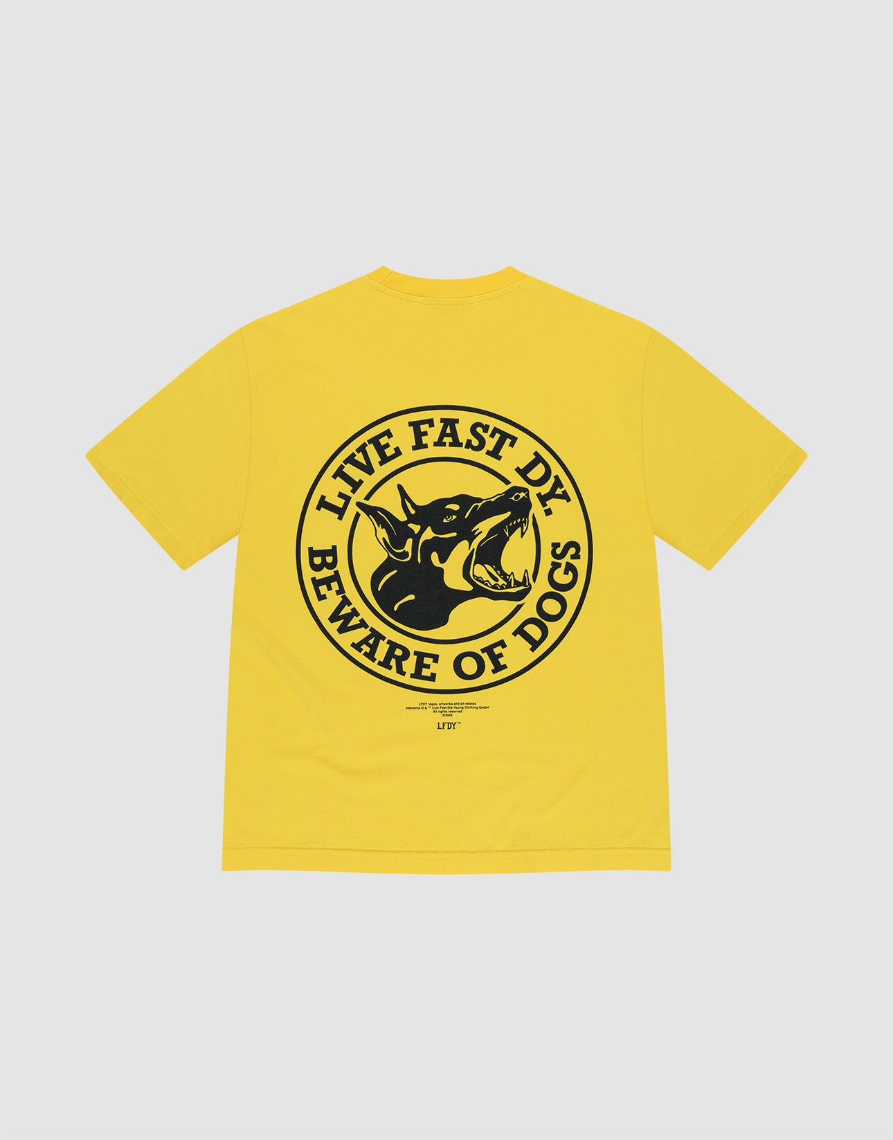 The LIVE FAST DIE YOUNG LFDY Circle Dog Tee is a yellow Oversize Fit T-shirt with a large black snarling dog graphic and LIVE FAST DIE, BEWARE OF DOGS text on the back, crafted from 100% Baumwolle for comfort and style. | plain