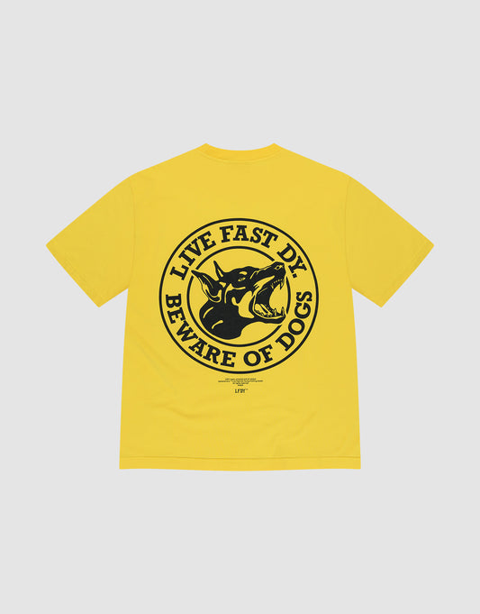 The LIVE FAST DIE YOUNG LFDY Circle Dog Tee is a yellow Oversize Fit T-shirt with a large black snarling dog graphic and LIVE FAST DIE, BEWARE OF DOGS text on the back, crafted from 100% Baumwolle for comfort and style. | plain