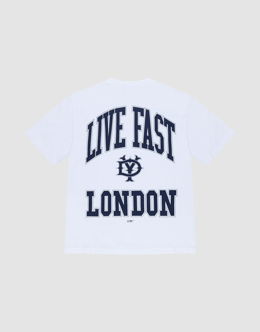 Das Live Fast London Tee von LIVE FAST DIE YOUNG ist ein weißes Oversize-T-Shirt aus Baumwolle mit Front- und Backprint: Auf dem Rücken steht oben "LIVE FAST", unten "LONDON", dazu Grafikdetail und LFY-Logo in der Mitte. | plain