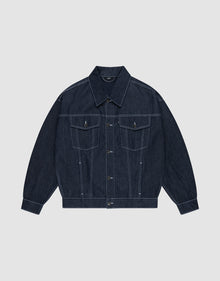 Die LFDY Denim Jacket von LIVE FAST DIE YOUNG aus 100% Baumwolle präsentiert sich in dunklem Raw-Denim mit spitzem Kragen, Knopfleiste, Brusttaschen mit Klappen und weißen Kontrastnähten auf hellgrauem Hintergrund. | plain