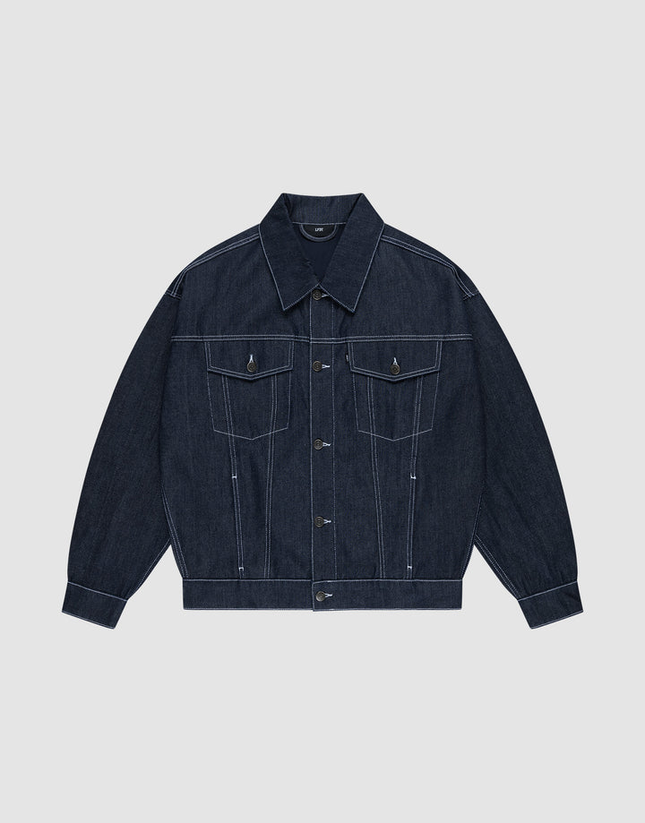 Die LFDY Denim Jacket von LIVE FAST DIE YOUNG aus 100% Baumwolle präsentiert sich in dunklem Raw-Denim mit spitzem Kragen, Knopfleiste, Brusttaschen mit Klappen und weißen Kontrastnähten auf hellgrauem Hintergrund. | plain