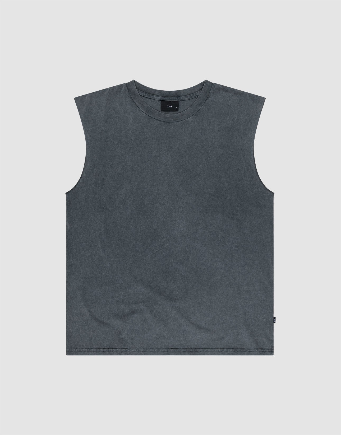 The LIVE FAST DIE YOUNG Basic Muscle Shirt is a sleeveless, oversized dark grey tee with a crew neck, laid flat on a light grey background. Crafted from 100% Baumwolle, it features a minimalist design with no visible patterns or graphics.