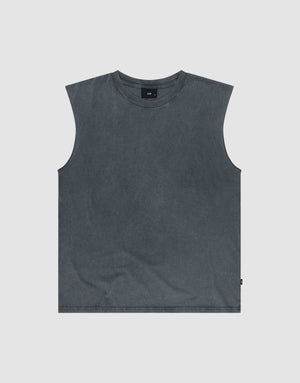 The LIVE FAST DIE YOUNG Basic Muscle Shirt is a sleeveless, oversized dark grey tee with a crew neck, laid flat on a light grey background. Crafted from 100% Baumwolle, it features a minimalist design with no visible patterns or graphics. | plain