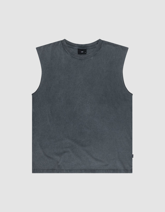 The LIVE FAST DIE YOUNG Basic Muscle Shirt is a sleeveless, oversized dark grey tee with a crew neck, laid flat on a light grey background. Crafted from 100% Baumwolle, it features a minimalist design with no visible patterns or graphics. | plain