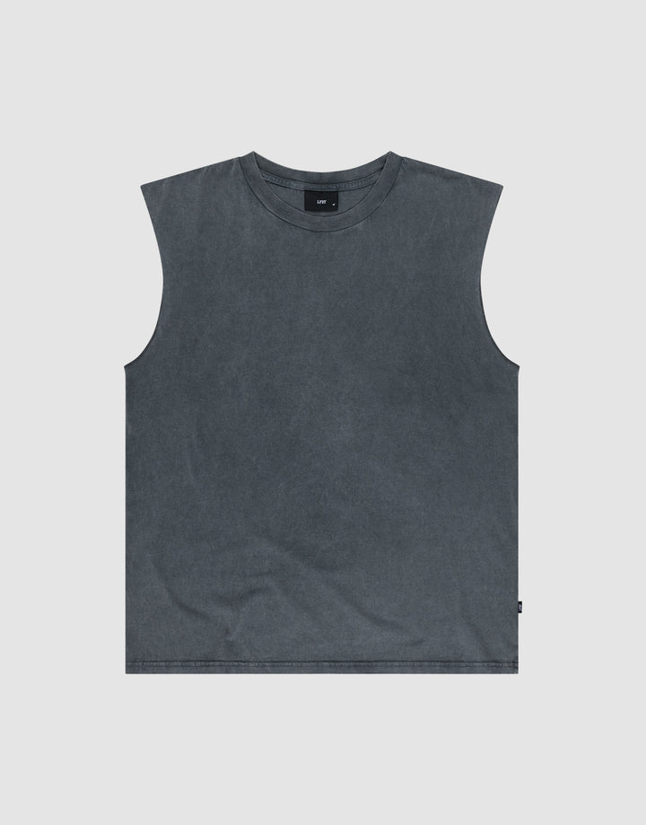 The LIVE FAST DIE YOUNG Basic Muscle Shirt is a sleeveless, oversized dark grey tee with a crew neck, laid flat on a light grey background. Crafted from 100% Baumwolle, it features a minimalist design with no visible patterns or graphics. | plain