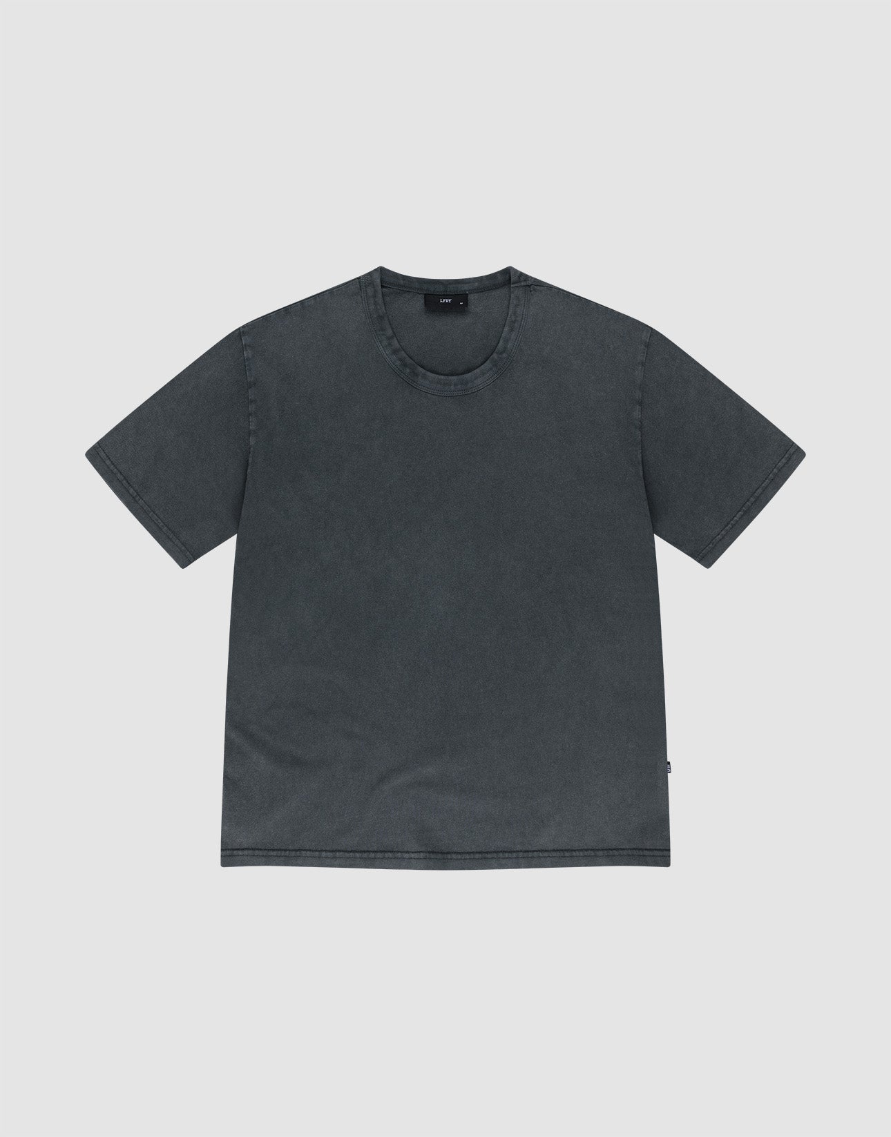 The LFDY Blank Tee by LIVE FAST DIE YOUNG is a regular fit, short-sleeve T-shirt in plain dark gray with a round neck and vintage washed look, crafted from 100% Baumwolle, shown laid flat on a light gray background.