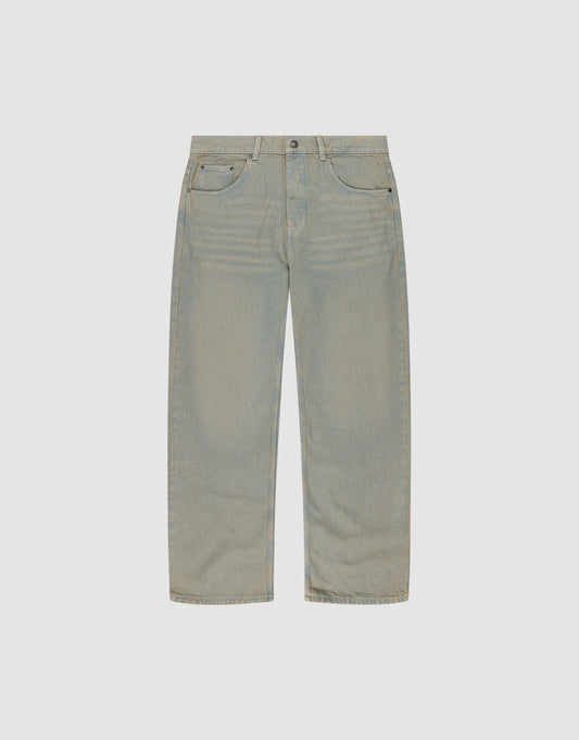 The LFDY Baggy Denim from LIVE FAST DIE YOUNG features a light blue wash, baggy straight-leg fit, classic five-pocket design, button closure, and subtle front fading. Crafted from 100% Baumwolle and shown against a plain white background. | plain