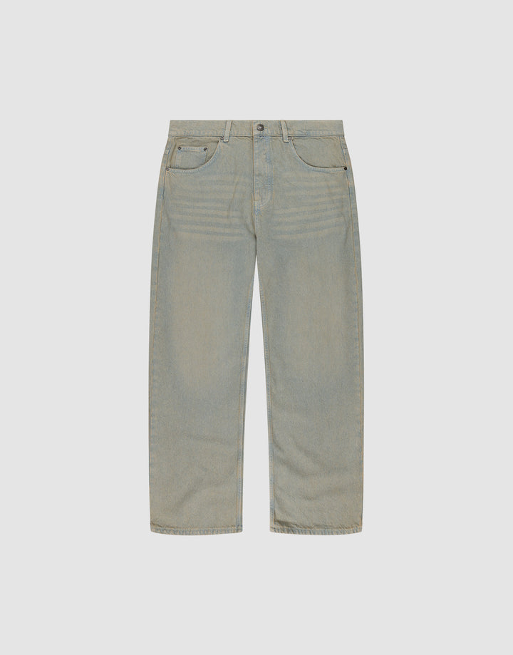 The LFDY Baggy Denim from LIVE FAST DIE YOUNG features a light blue wash, baggy straight-leg fit, classic five-pocket design, button closure, and subtle front fading. Crafted from 100% Baumwolle and shown against a plain white background. | plain