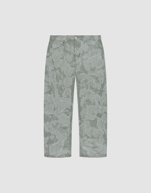 The Rhomb Wide Denim by LIVE FAST DIE YOUNG features a relaxed, baggy fit with front pockets and belt loops. Its straight-leg design in light green has a subtle floral and camouflage-style pattern, made from 100% Baumwolle. Shown flat on a white background. | plain
