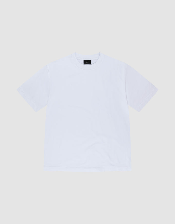 A LIVE FAST DIE YOUNG Cropped Oversize Tee in plain white, laid flat on a light gray background, features a round neckline, black neck label, and is made from 100% Baumwolle. | plain