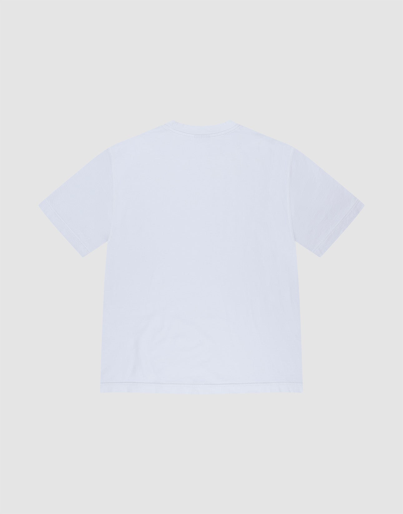 The LIVE FAST DIE YOUNG Cropped Oversize Tee, made from 100% Baumwolle, is shown from the back on a light gray background with no visible designs, logos, or patterns.