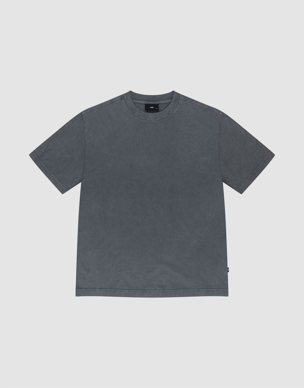 The Basic Light Tee by LIVE FAST DIE YOUNG is a plain, short-sleeved charcoal gray t-shirt with an Oversize Fit, crew neckline, and made from 100% Baumwolle. Shown flat on a light gray background with no graphics or logos.