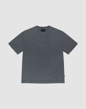 The Basic Light Tee by LIVE FAST DIE YOUNG is a plain, short-sleeved charcoal gray t-shirt with an Oversize Fit, crew neckline, and made from 100% Baumwolle. Shown flat on a light gray background with no graphics or logos. | plain