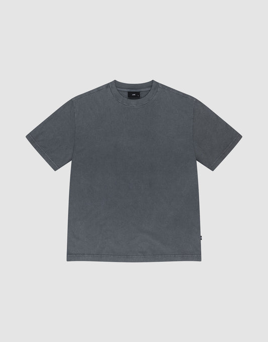The Basic Light Tee by LIVE FAST DIE YOUNG is a plain, short-sleeved charcoal gray t-shirt with an Oversize Fit, crew neckline, and made from 100% Baumwolle. Shown flat on a light gray background with no graphics or logos. | plain