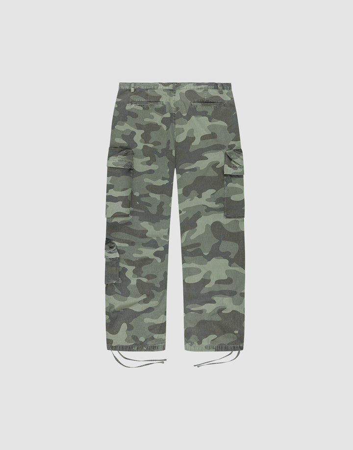 The LIVE FAST DIE YOUNG Army Cargo pants in green and brown camo feature durable Ripstop Stoff, Cargo Taschen, side pockets, and ankle drawstrings, shown flat on a white background.
