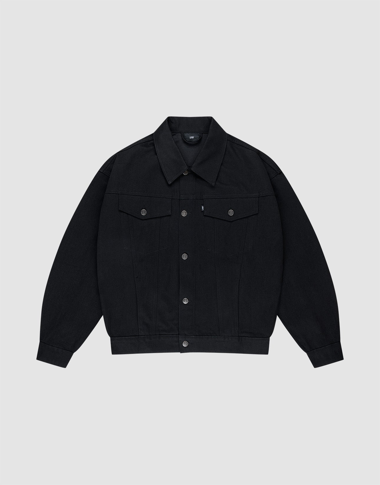 Die LFDY Denim Jacket von LIVE FAST DIE YOUNG ist eine schwarze Oversize-Jeansjacke aus 100% Baumwolle mit klassischem Kragen, Knopfleiste, langen Ärmeln und zwei Brusttaschen – präsentiert auf hellgrauem Hintergrund. | plain