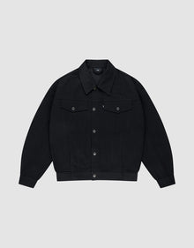 Die LFDY Denim Jacket von LIVE FAST DIE YOUNG ist eine schwarze Oversize-Jeansjacke aus 100% Baumwolle mit klassischem Kragen, Knopfleiste, langen Ärmeln und zwei Brusttaschen – präsentiert auf hellgrauem Hintergrund. | plain