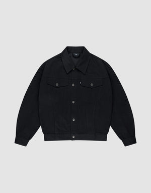 Die LFDY Denim Jacket von LIVE FAST DIE YOUNG ist eine schwarze Oversize-Jeansjacke aus 100% Baumwolle mit klassischem Kragen, Knopfleiste, langen Ärmeln und zwei Brusttaschen – präsentiert auf hellgrauem Hintergrund. | plain